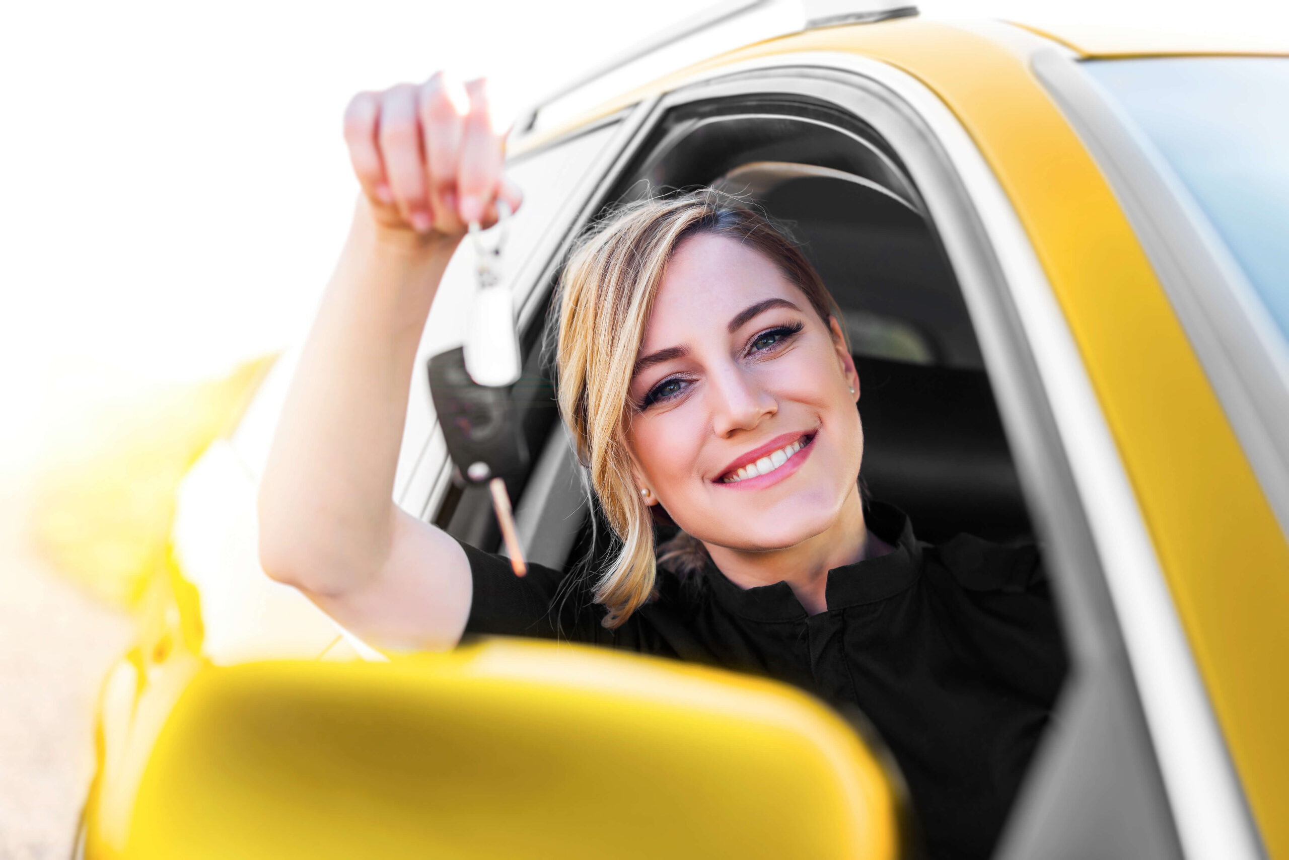 kobieta w żółtej Toyota Prius